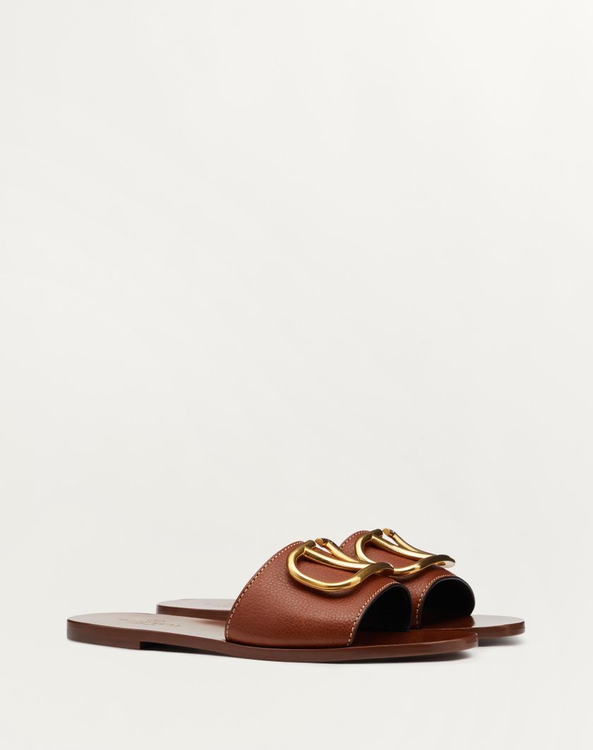 VLOGO SIGNATURE SLIDE SANDAL IN GRAINY COWHIDE WITH ACCESSORY - Image 1